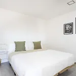 Minimalist La Pecera *