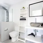 Minimalist La Pecera