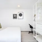 Minimalist La Pecera