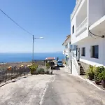 Minimalist La Pecera