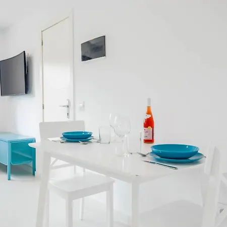 Minimalist La Pecera Apartment *