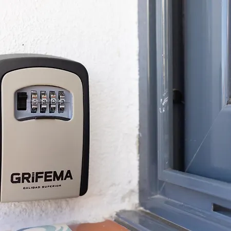 Minimalist La Pecera *