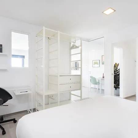 Minimalist La Pecera *