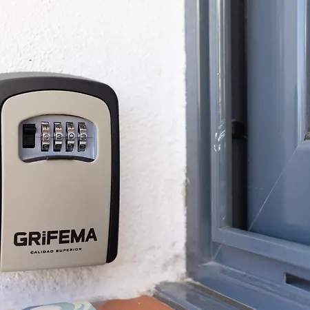 Minimalist La Pecera Daire *