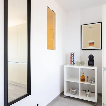 Minimalist La Pecera *