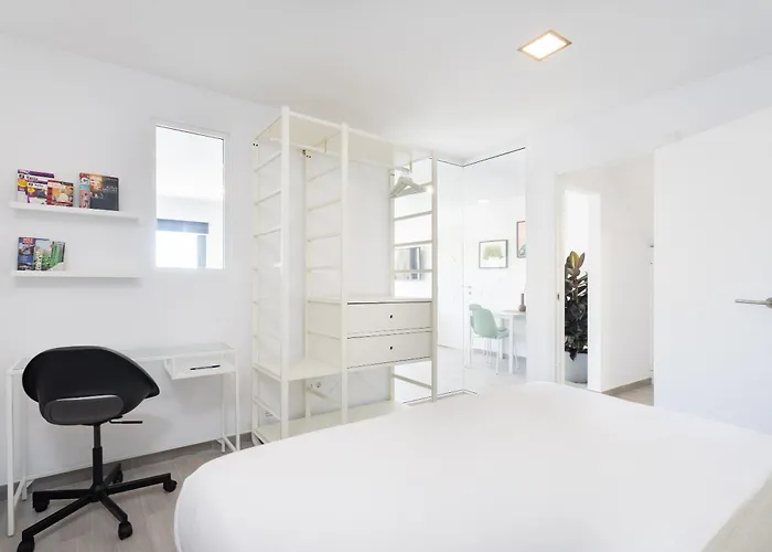 Minimalist La Pecera *