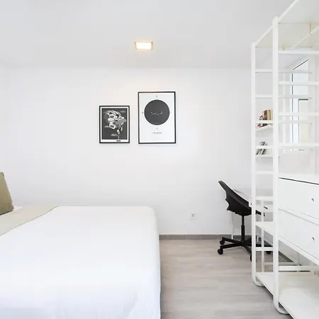 Minimalist La Pecera