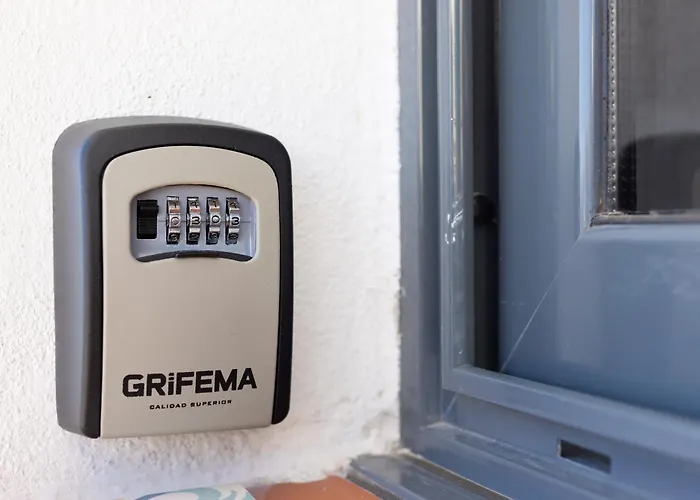 Minimalist La Pecera *